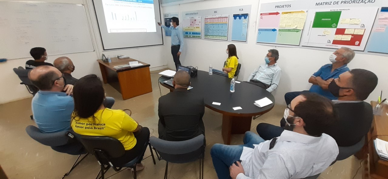 O administrador hospitalar Thiago Silva realiza apresentação de indicadores de gestão - Santa Casa é referência na prestação de serviços ao sus